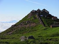  まるで要塞のような月山山頂